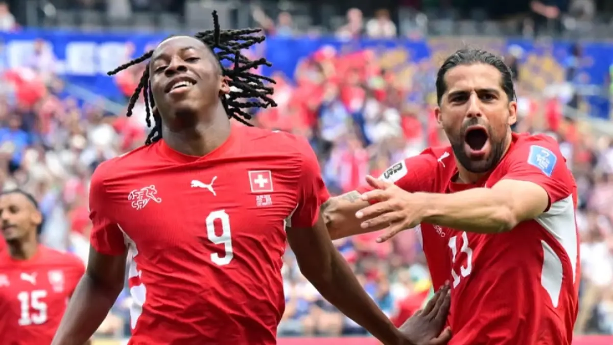 Johan Manzambi (kiri) jadi bintang kemenangan Swiss. (The Guardian) 