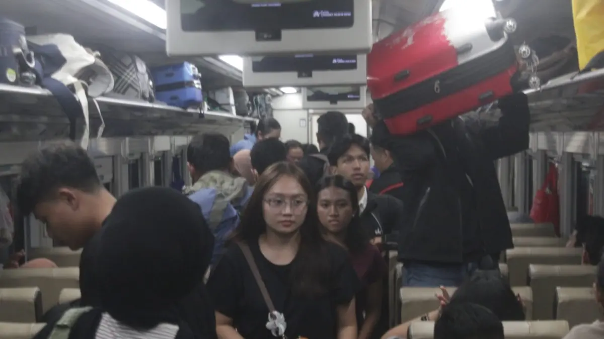 NYAMAN: Penumpang kereta api yang naik dari stasiun Gubeng.

&nbsp;
