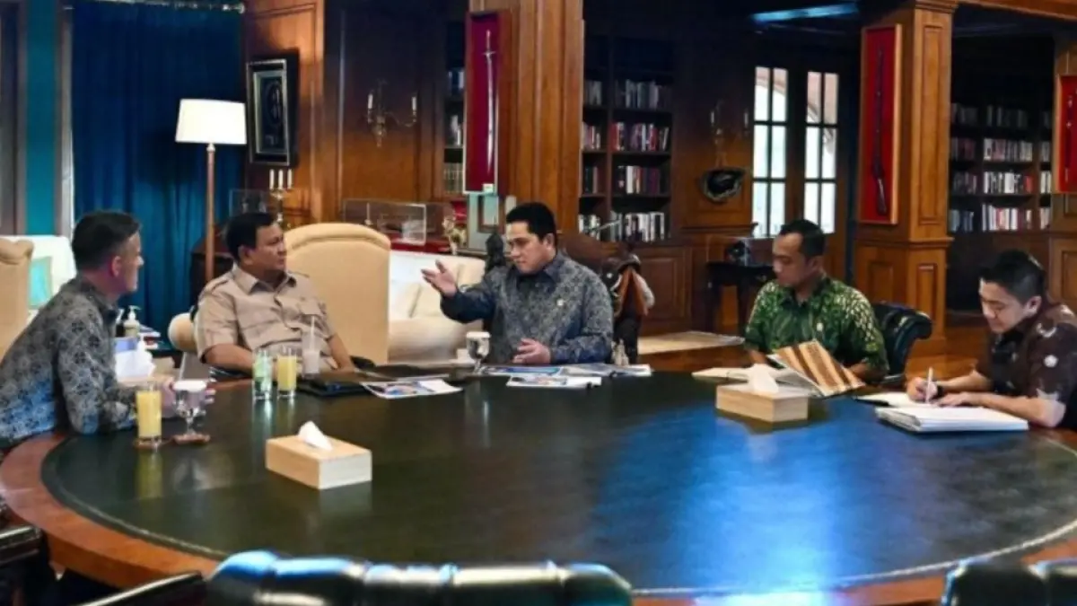 Presiden Republik Indonesia Prabowo Subianto menerima Menteri Pemuda dan Olahraga Erick Thohir serta pelatih kepala Tim Nasional Sepak Bola Indonesia John Herdman (kiri), didampingi Menteri Sekretaris Negara Prasetyo Hadi (kedua dari kanan) dan Sekretaris Kabinet Teddy Indra Wijaya (kanan), di kediamannya di Hambalang, Bogor, Jawa Barat, pada Jumat. (ANTARA/HO-Sekretariat Presiden BPMI). 