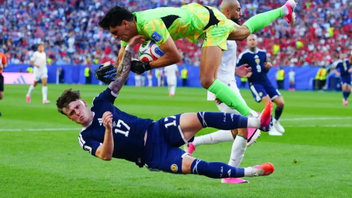 Ben Gannon-Doak dari Skotlandia bertabrakan dengan kiper Maroko, Yassine Bounou. (The Guardian/Javier García/Shutterstock). 