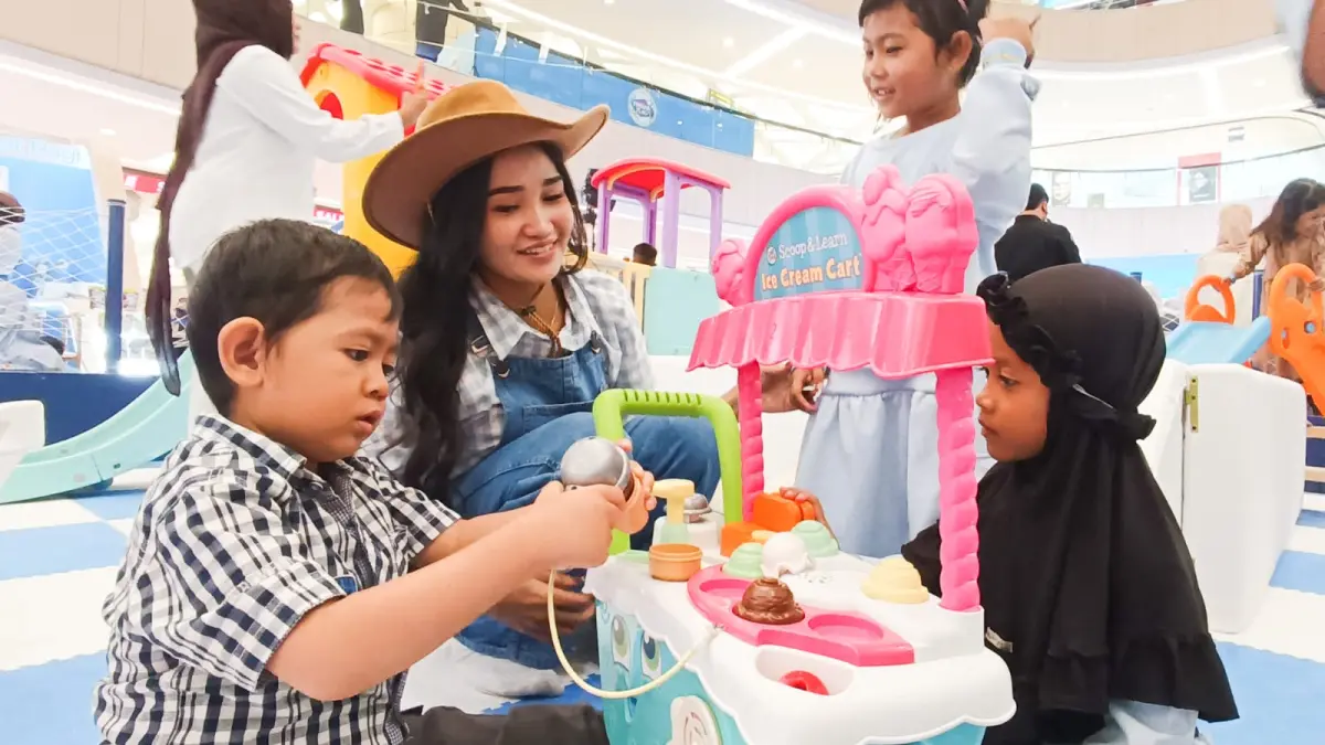 DAMPINGI ANAK BERMAIN: Sejumlah anak usia dini ditemani dengan orang tua mereka, bermain aktifitas luar ruangan dengan berbagai permainan untuk merangsang tumbuh kembang anak.(ANDY SATRIA/RADAR SURABAYA)