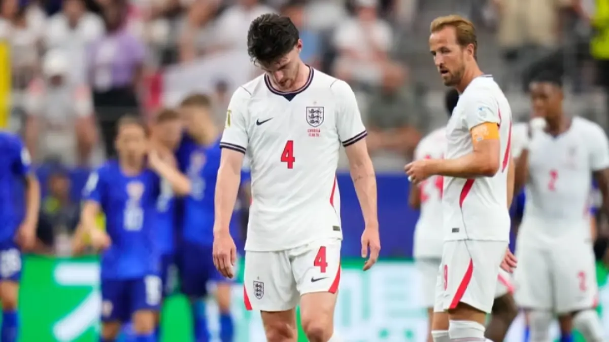 Declan Rice mulai kelelahan yang membuat lini tengah Inggris terancam. (The Guardian) 