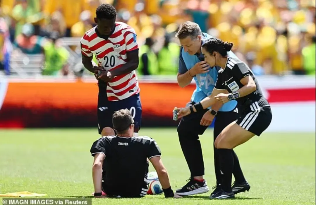 Florian Balogun dan wasit ke empat Katia Garcia juga mencoba memberikan bantuan kepada Felix Zwayer. (Dailymail) 
