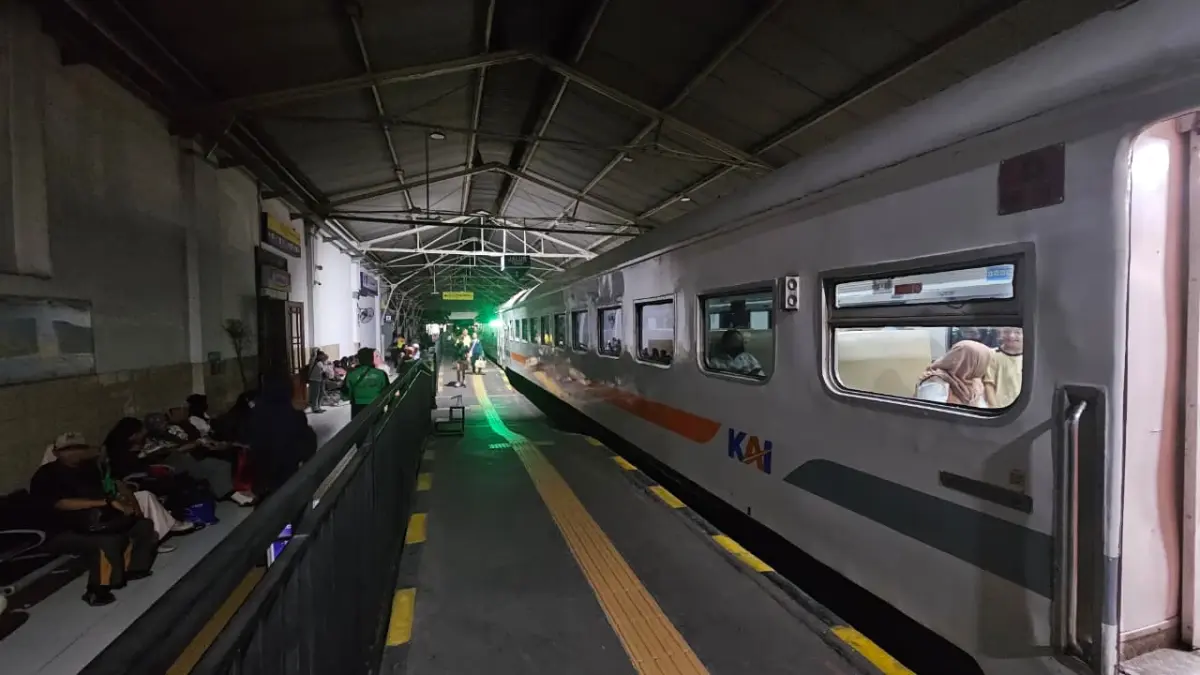 GELAP: Lorong stasiun Gubeng dan Surabaya Kota saat pemadaman listrik. PT KAI Daops 8 Surabaya sudah antisipasi dan meminta penumpang tidak panik.(IST/RADAR SURABAYA)