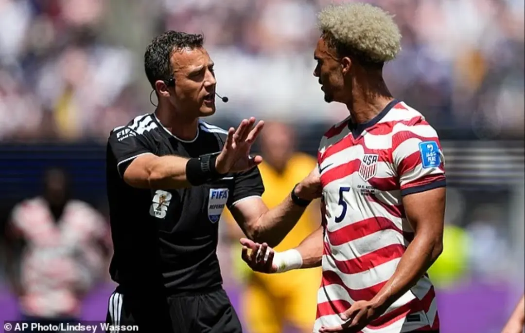 Karier wasit Felix Zwayer sempat diwarnai kontroversi. Pada 2005, ia terseret kasus pengaturan pertandingan setelah menerima suap sebesar 300 euro dari sesama wasit, Robert Hoyzer.(Daily mail) 
