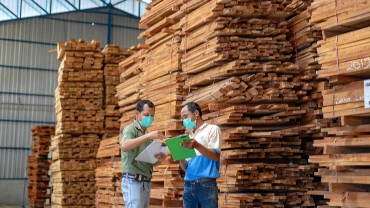 Pekerja WOOD memeriksa produk yang siap untuk diekspor ke Amerika dan beberapa negara lainya dan juga pasar domestik. (Istimewa) 