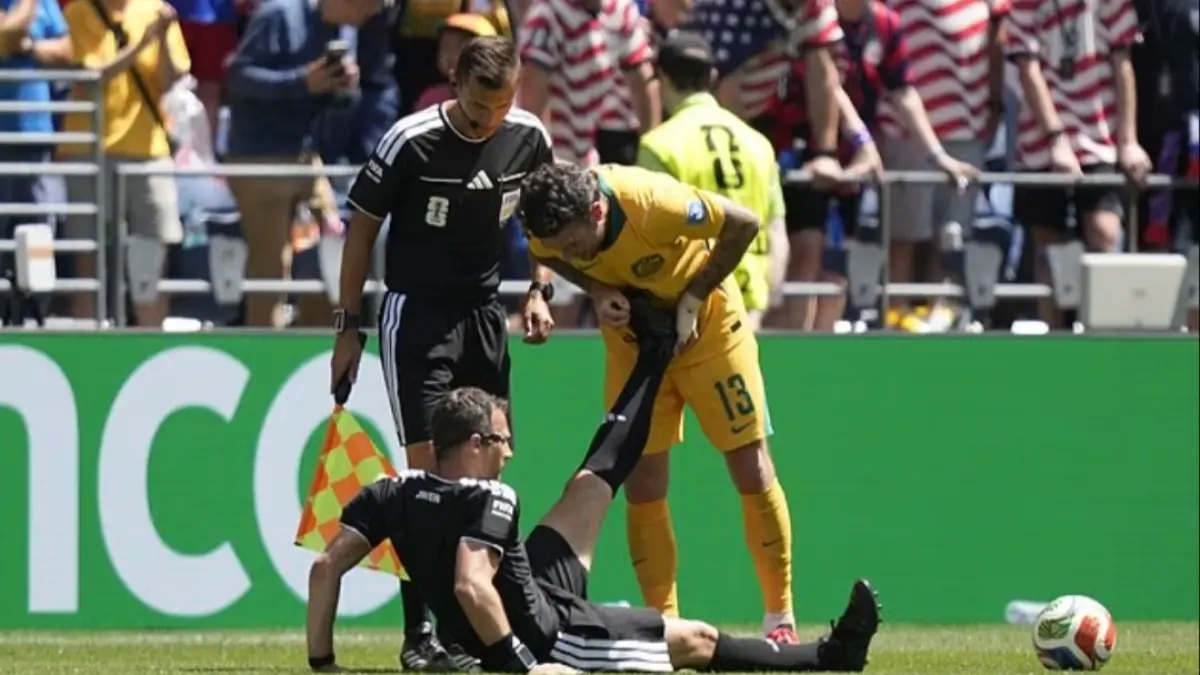 Pemain Australia, Aiden O’Neill, membantu wasit Felix Zwayer ketika situasi yang tidak biasa itu terjadi.(Dailymal) 