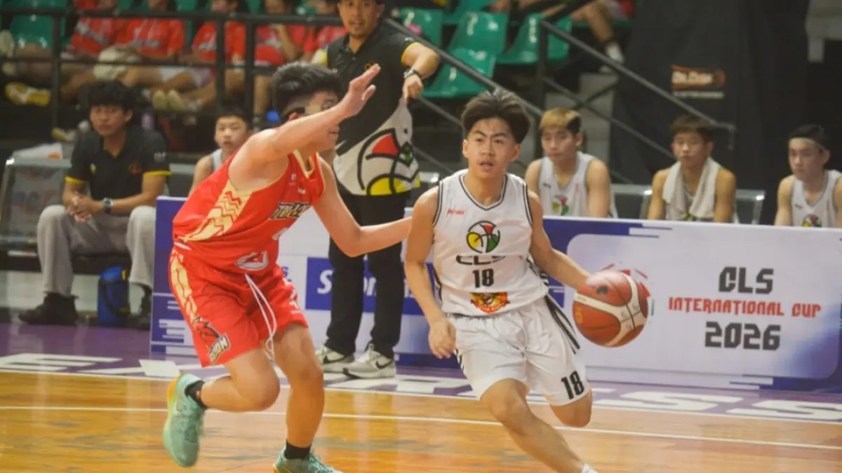 BASKET PUTRA: Pemain dari tim basket CLS Putra U-14 (putih) berusaha melewati hadangan pemain dari tim Lion, dalam gelaran turnamen basket yang digelar di GOR CLS Kertajaya, Surabaya, Minggu (21/6). (Andy Satria/Radar Surabaya) 
