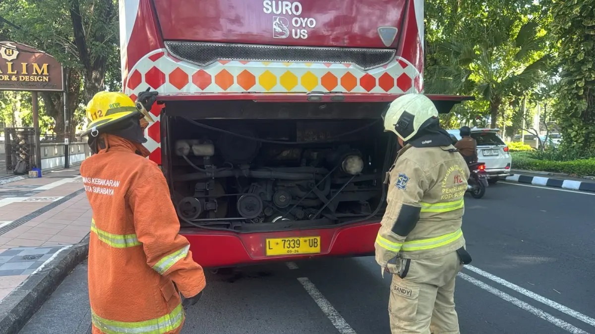 BUAT PANIK: Kondisi Suroboyo Bus usai berasap di Jalan Darmo, Surabaya. Dishub Surabaya nyatakan bukan terbakar.(IST/RADAR SURABAYA)