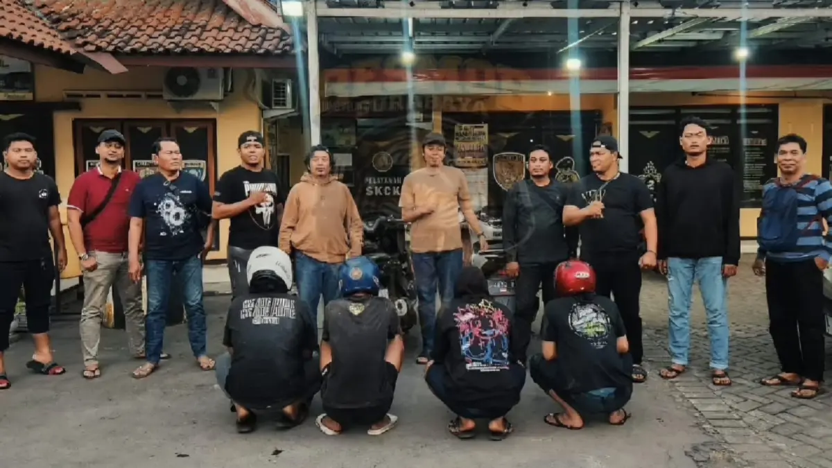 DIRINGKUS: Polisi menangkap empat oknum pesilat yang merusuh di Jalan Prapen, Surabaya. (IST/RADAR SURABAYA)