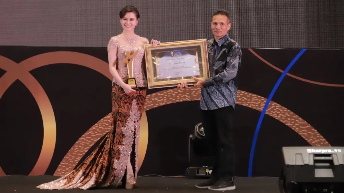 ELEGAN: Fabienne Nicole (kiri) dianugerahi penghargaan Radar Surabaya Award 2025 sebagai Tokoh Muda Inspiratif. (ANDY SATRIA/RADAR SURABAYA)