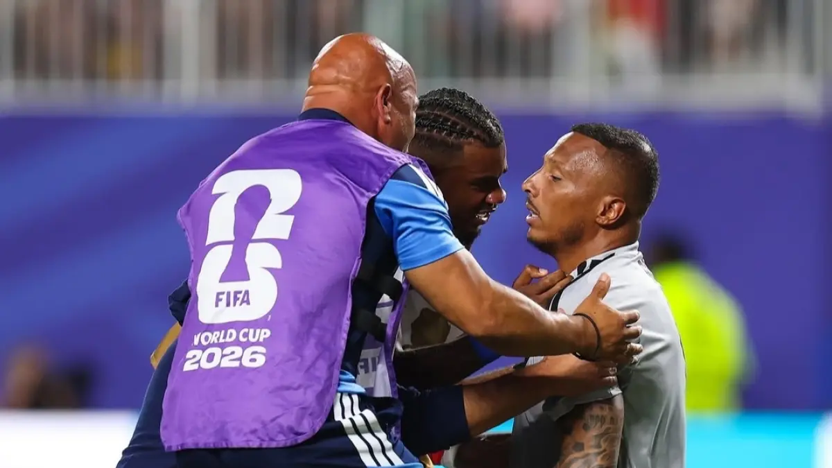 Eloy Room (kanan) aksi heroiknya menjadi catatan sejarah di Piala Dunia 2026. (FIFA) 