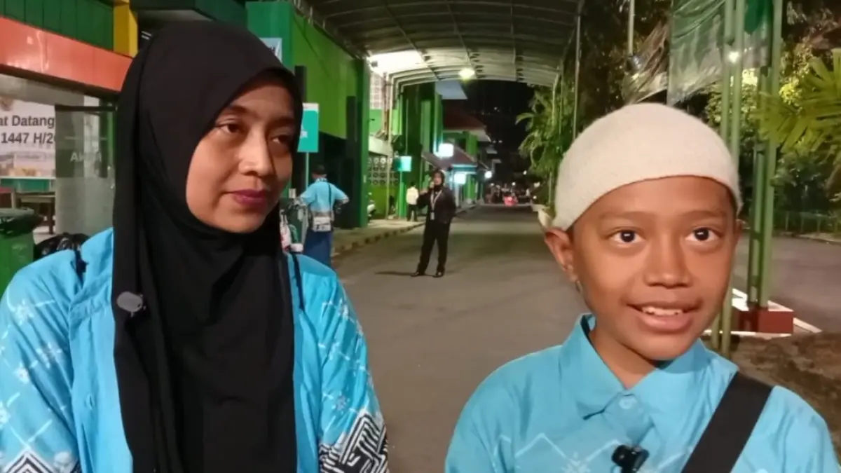 Fardhan Aruna Syafzani Wibowo (13), jemaah haji termuda yang tergabung dalam Kloter 71 asal Bali, tiba di Asrama Haji Debarkasi Surabaya, Minggu (21/6). (Rahmat Sudrajat) 