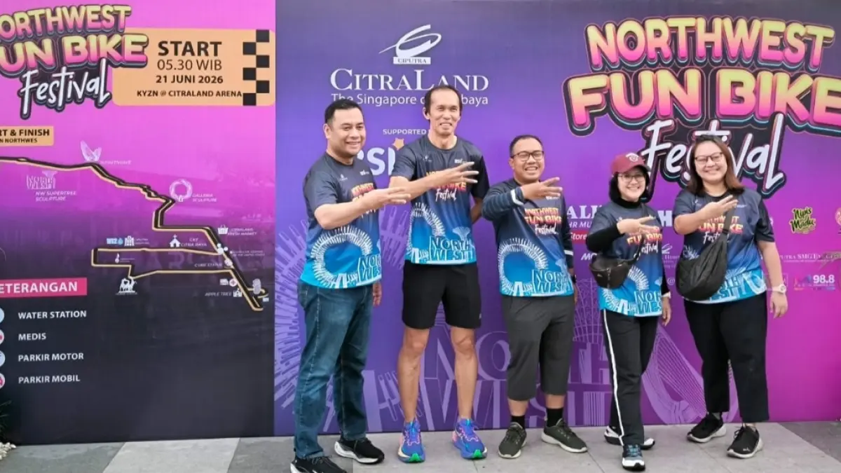 Kawasan Komersial: Lauw Hendra (dua dari kiri) bersama Vica Yustisiana dan Maria Nancy serta mitra bisnis di sela acara Northwest Fun Bike untuk meramaikan launching kawasan komersial Grandia Boulevard di CitraLand Northwest. (m. afiq firdaus). 