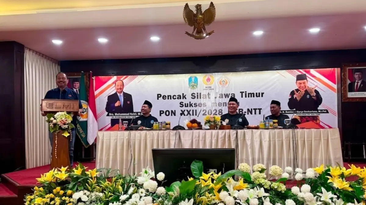 Ketum KONI Jatim memberikan pembekalan materi pada tahapan Puslatda Pencak Silat Jatim menuju PON XXII 2028. (Istimewa) 