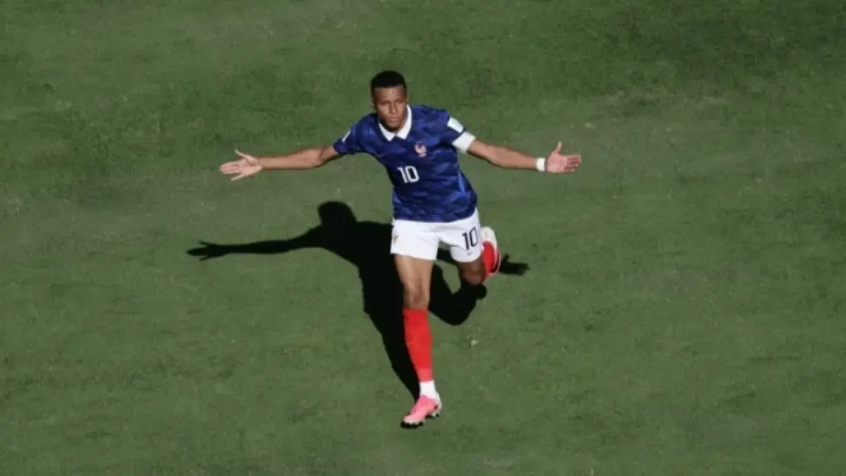 Kylian Mbappe lebih pede pakai Pink. 