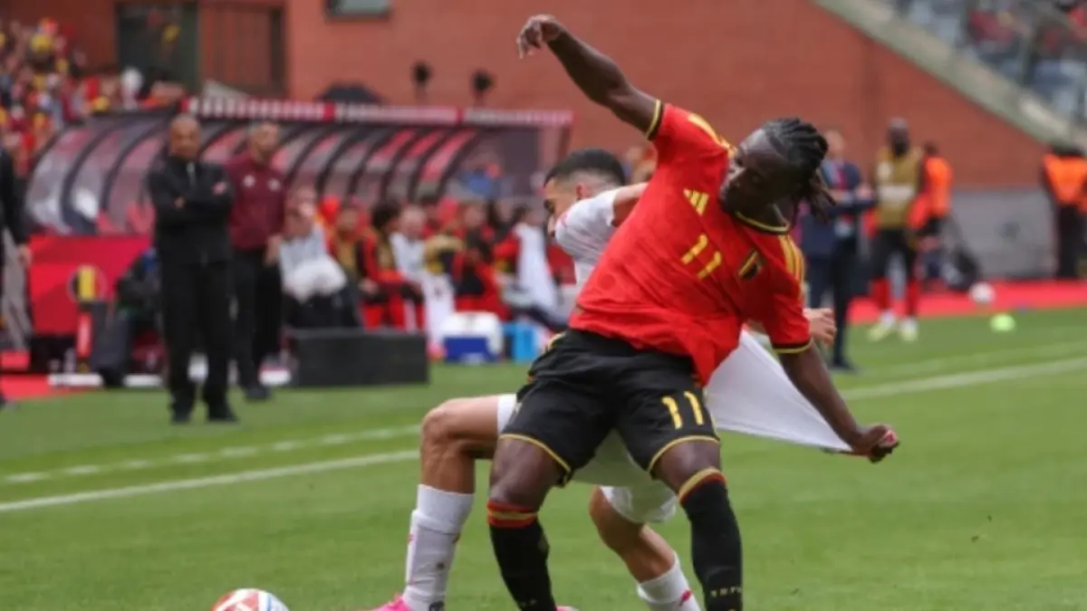 Pemain Tunisia, Adem Arous, berebut bola dengan pemain Belgia, Jérémy Doku, dalam pertandingan persahabatan internasional antara Tunisia dan Belgia di Brussels, Belgia, Sabtu (6/6/2026). (AP/Omar Havana)