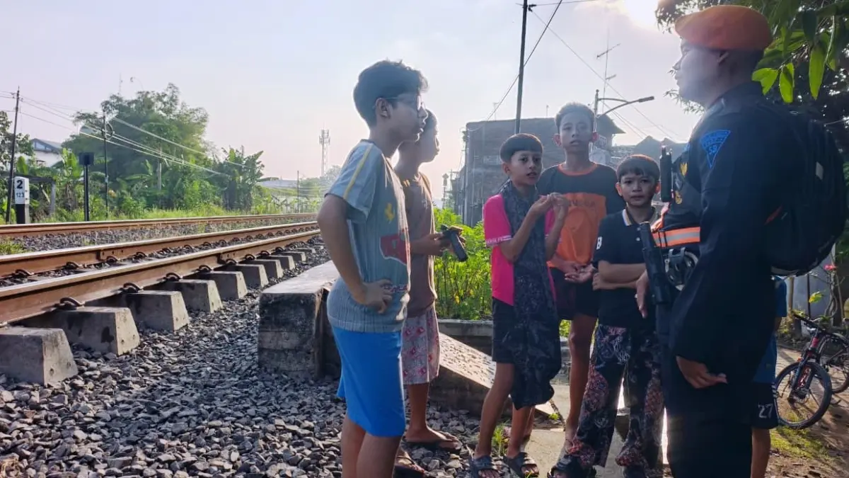 ANTISIPASI: Sosialisasi dilakukan untuk mencegah anak-anak saat libur sekolah bermain di perlintasan kereta api.