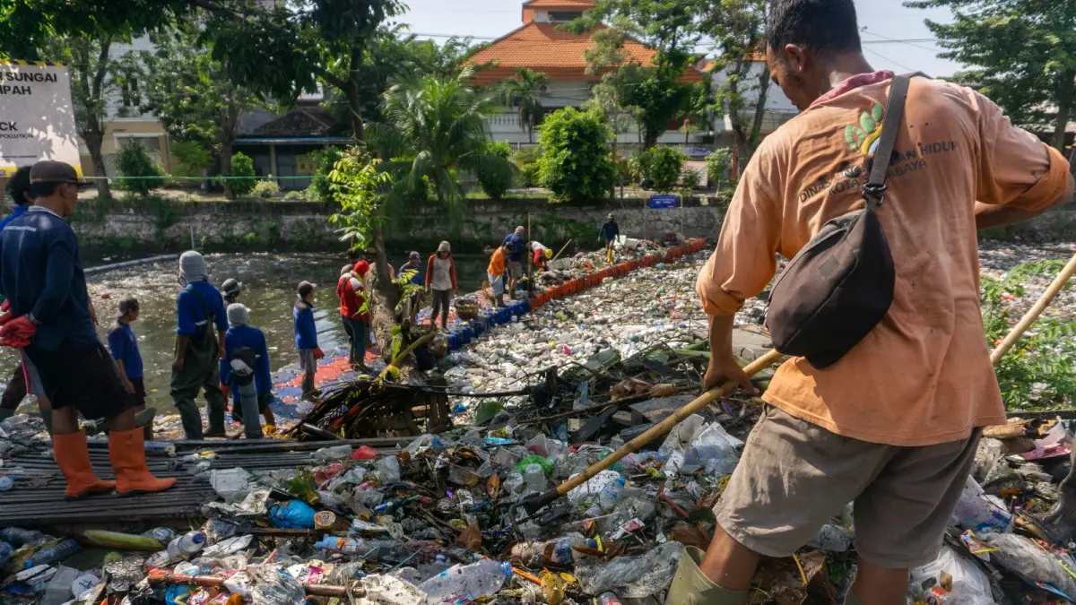 Beban sampah plastik di Kali Tebu sudah berada pada tingkat yang mengkhawatirkan.(Rahmat Sudrajat) 
