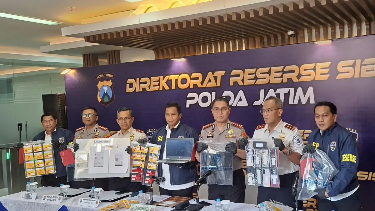 DIAMANKAN: Ditressiber Polda Jatim berhasil membongkar sindikat love scamming yang melibatkan WNA.(MAHRUS/RADAR SURABAYA)