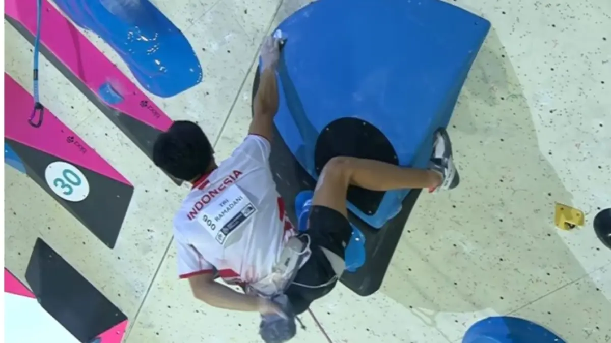 Hasil tangkapan layar siaran langsung akun Youtube World Climbing saat atlet Indonesia Putra Tri Ramadani bertanding di nomor lead pada World Climbing Series Innsbruck, Austria pada Senin (22/6).(Youtube.com/world climbing) 