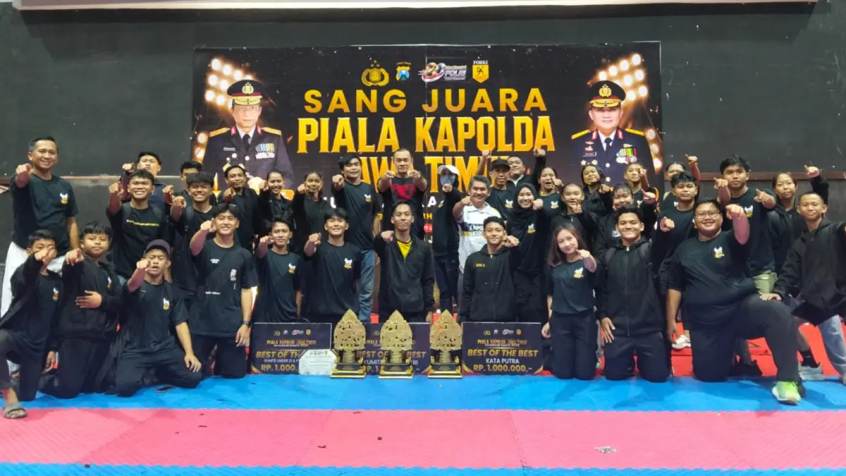 MEMBANGGAKAN: Tim Karate Polres Pelabuhan Tanjung Perak usai kejuaraan. Mereka memborong medali pada turnamen Kapolda Jatim Cup 2026.(IST/RADAR SURABAYA)