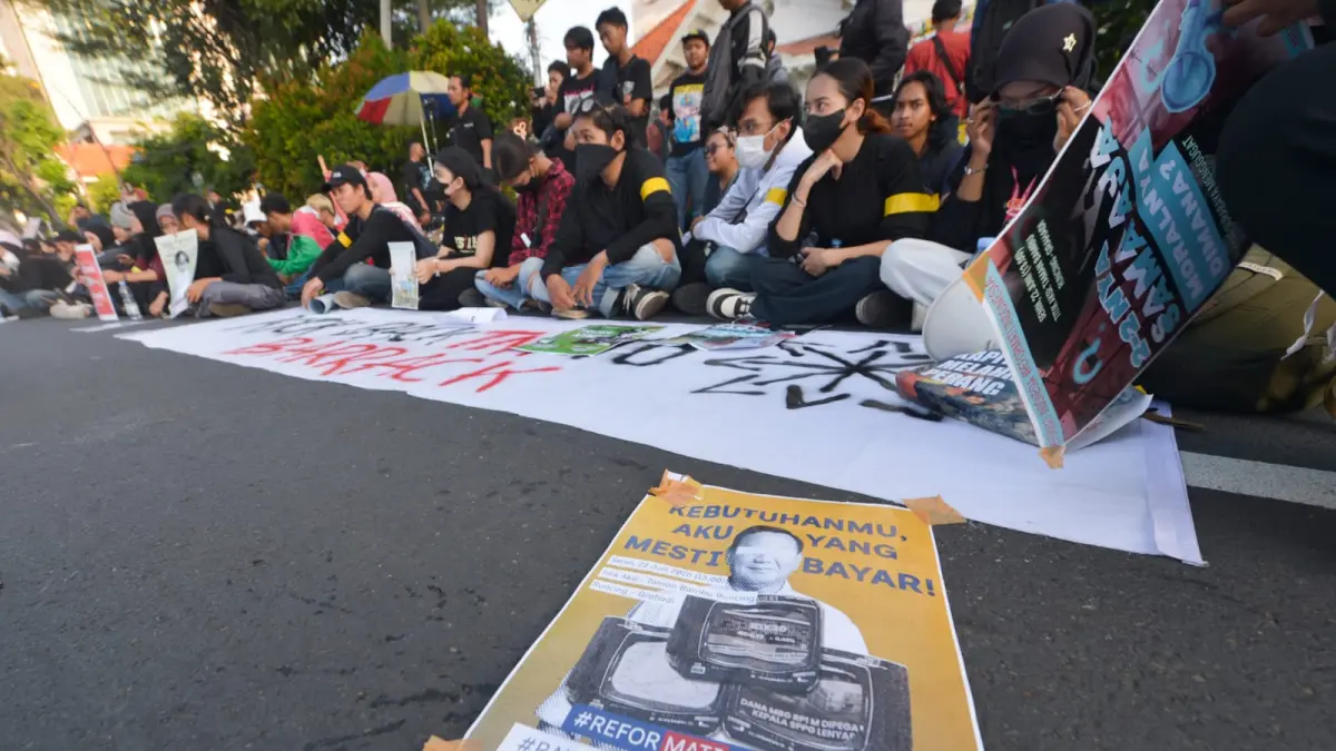MENUNTUT: Massa dari Rakyat Surabaya Menggugat menggelar unjuk rasa di depan Gedung Negara Grahadi, Surabaya. (ANDY SATRIA/RADAR SURABAYA)