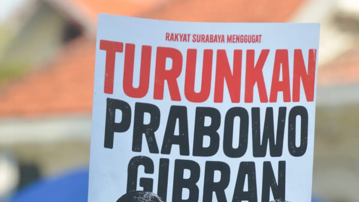 MENYUARAKAN: Berbagai poster sebagai bentuk protes dibawa saat aksi unjuk rasa di depan Gedung Negara Grahadi, Surabaya. (ANDY SATRIA/RADAR SURABAYA)
