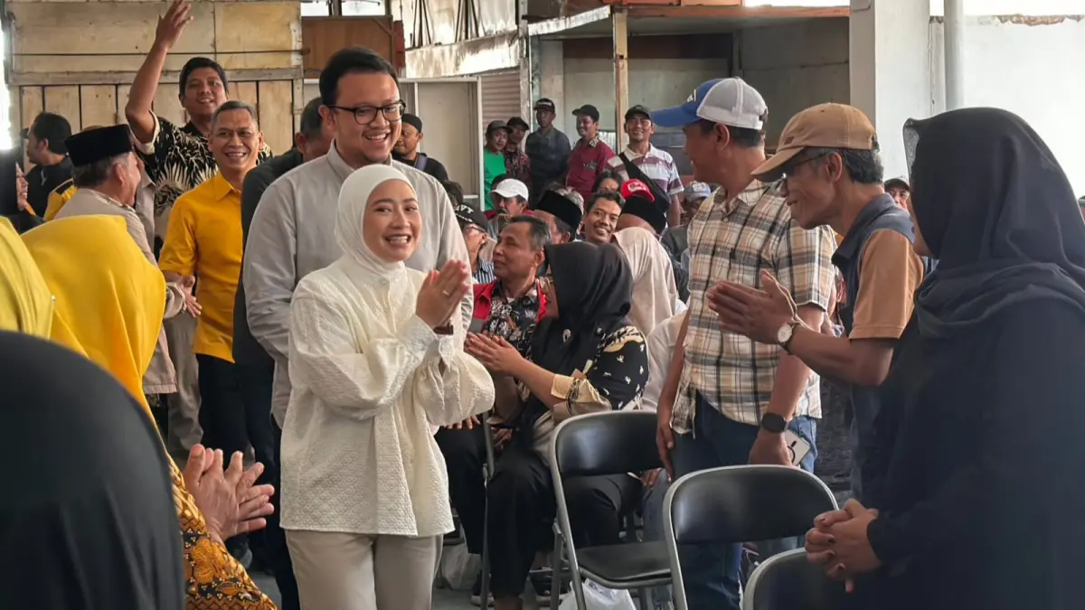 MERAKYAT: Adela Kanasya Adies menyapa warga kawasan Pasar Baba