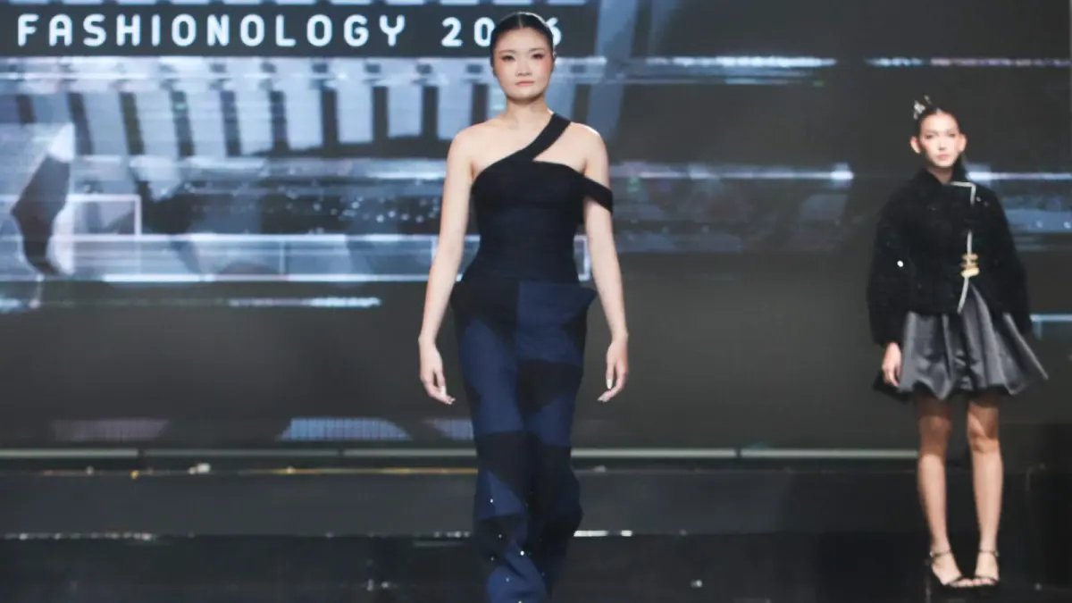 Model berpose dengan mengenakan busana demi couture karya Aurelia Theodora Tanoto. (ANDY SATRIA/RADAR SURABAYA)