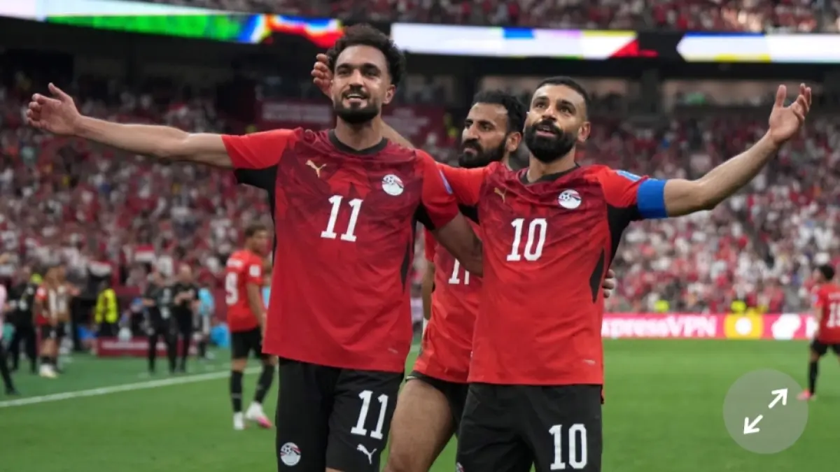 Mohamed Salah lakukan selebrasi bersama Mustapha Zico usai cetak gol ke gawang Selandia Baru. (AP Photo) 