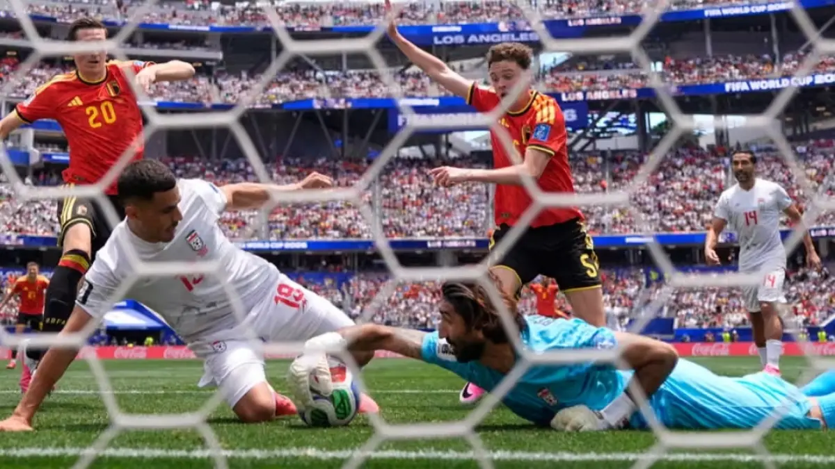 Penampilan gemilang penjaga gawang Alireza Beiranvand menahan gempuran Belgia. (The Guardian) 