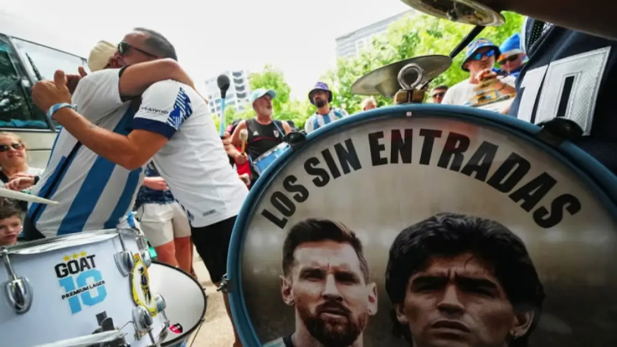 Pendukung Timnas Argentina menggelar aksi dukungan di Dallas menjelang pertandingan Piala Dunia 2026 kontra Austria. Foto: Julio Cortez/AP.