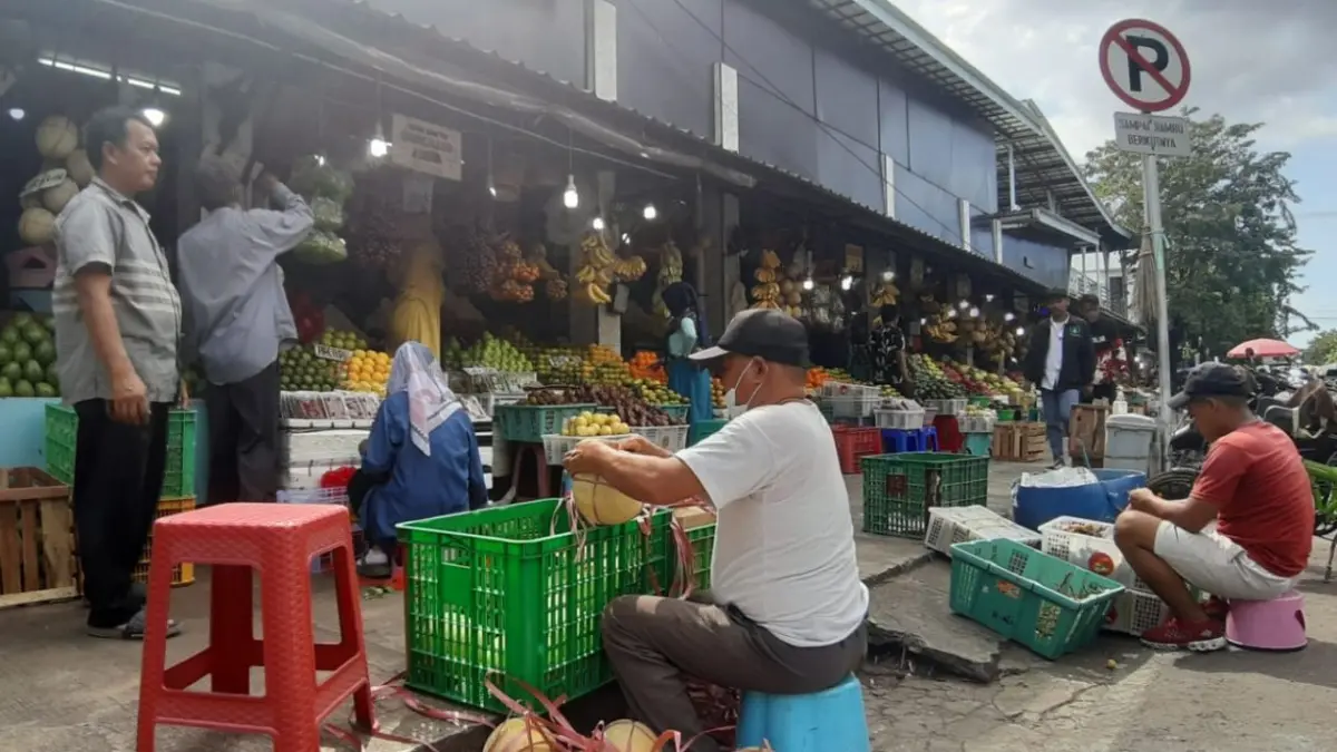  Aktivitas jual beli di Pasar Ngasem Surabaya. Pasar ini dikenal memiliki jam operasional yang relatif singkat dibandingkan pasar tradisional lainnya di Kota Pahlawan. Foto: Ist.