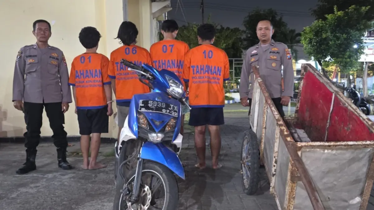 DIAMANKAN: Empat tersangka saat diamankan Polsek Kenjeran. Komplotan ini mencuri AC outdoor di Kenpark, Surabaya. (IST/RADAR SURABAYA)