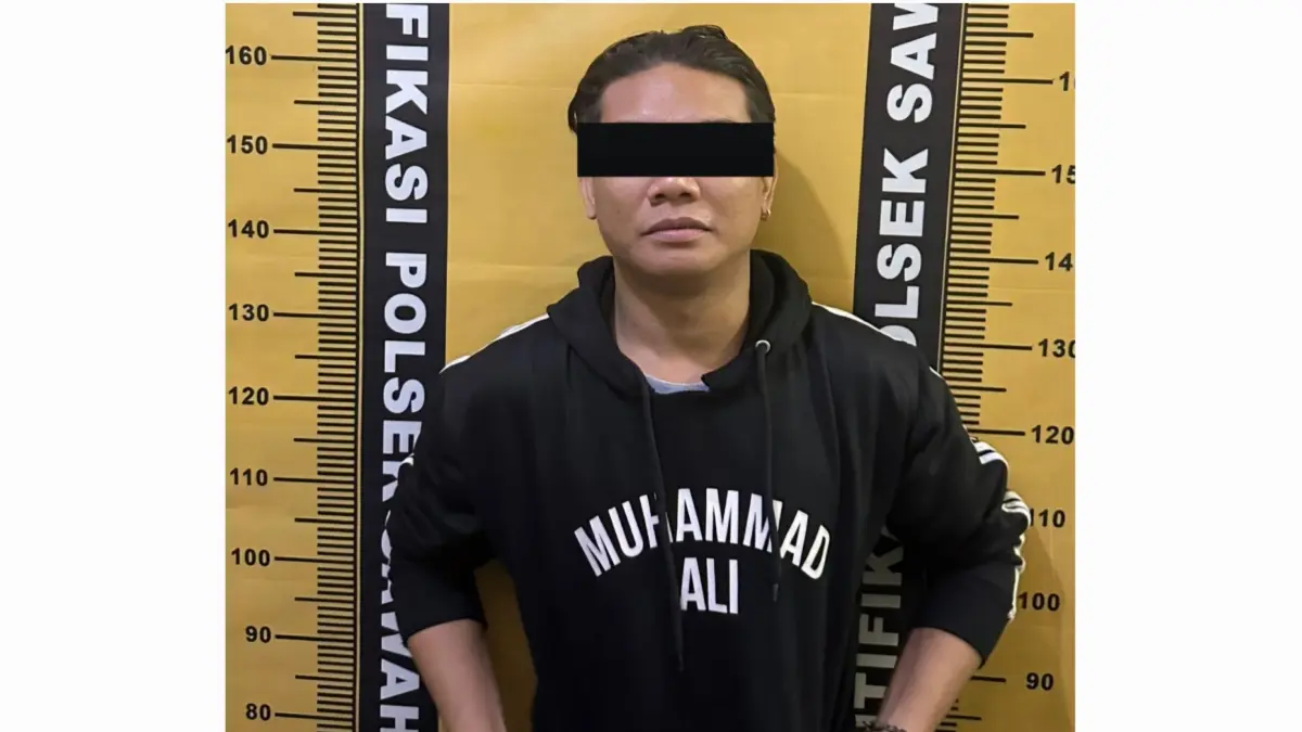 DIRINGKUS: Tersangka Erwin ditangkap usai menganiaya perempuan yang baru keluar dari tempat hiburan malam di Jalan Pasar Kembang, Surabaya. (IST/RADAR SURABAYA)