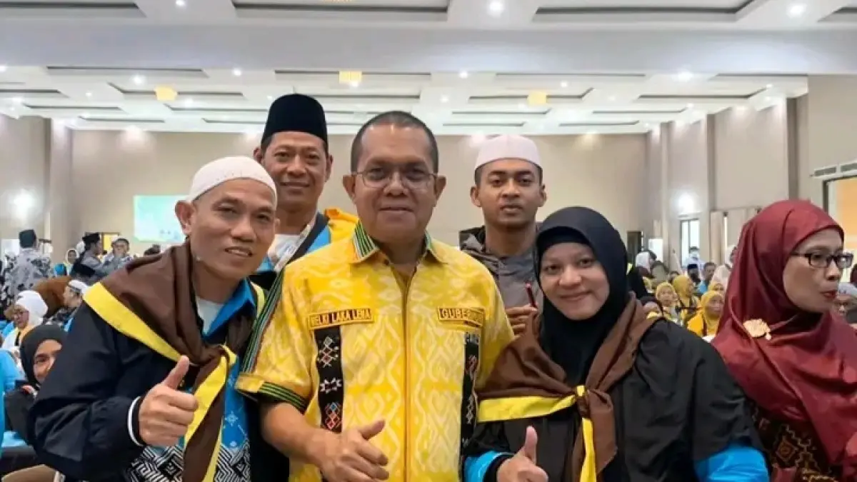 Gubernur NTT Melki Laka Lena bersama jemaah haji asal NTT di Surabaya. (IST) 