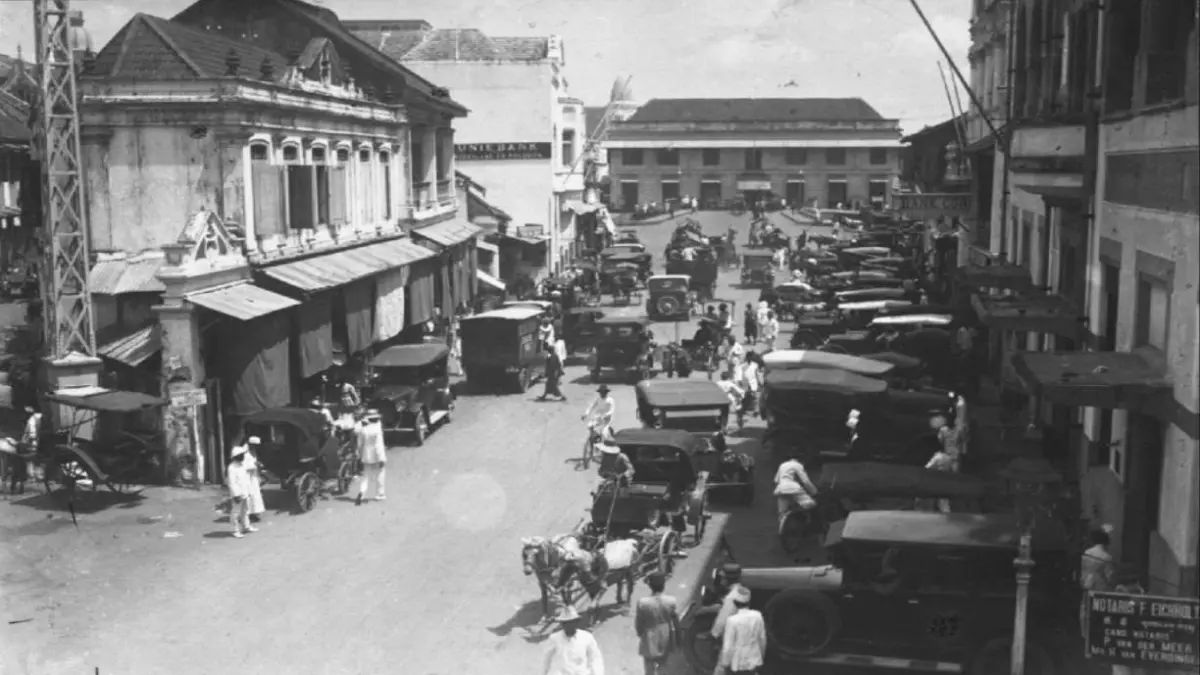 Jalan Kembang Jepun Surabaya terlihat sangat padat pada masa Hindia Belanda. (IST)