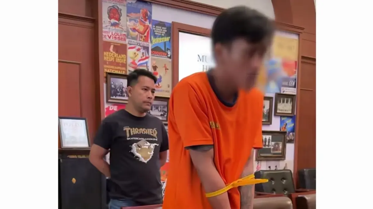 MENUNDUK: Tersangka ND (kanan) ditangkap usai adiknya diamankan karena kasus jambret di Jalan Kusuma Bangsa, Surabaya. (IST/RADAR SURABAYA)