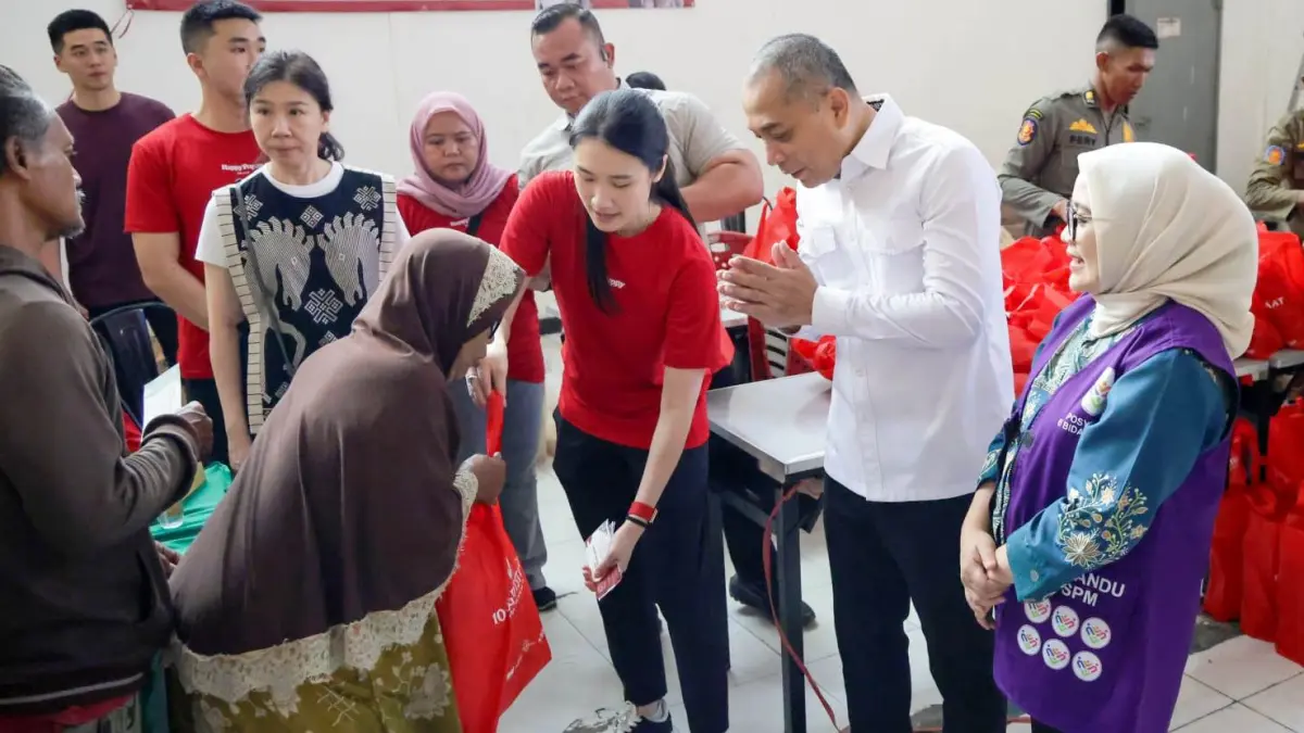 PEDULI: Bantuan diserahkan di kawasan Resto 10Regentstraat, Jalan Kebon Rojo No. 10 disaksikan Wali Kota Surabaya Eri Cahyadi. (DIMAS MAHENDRA/RADAR SURABAYA)