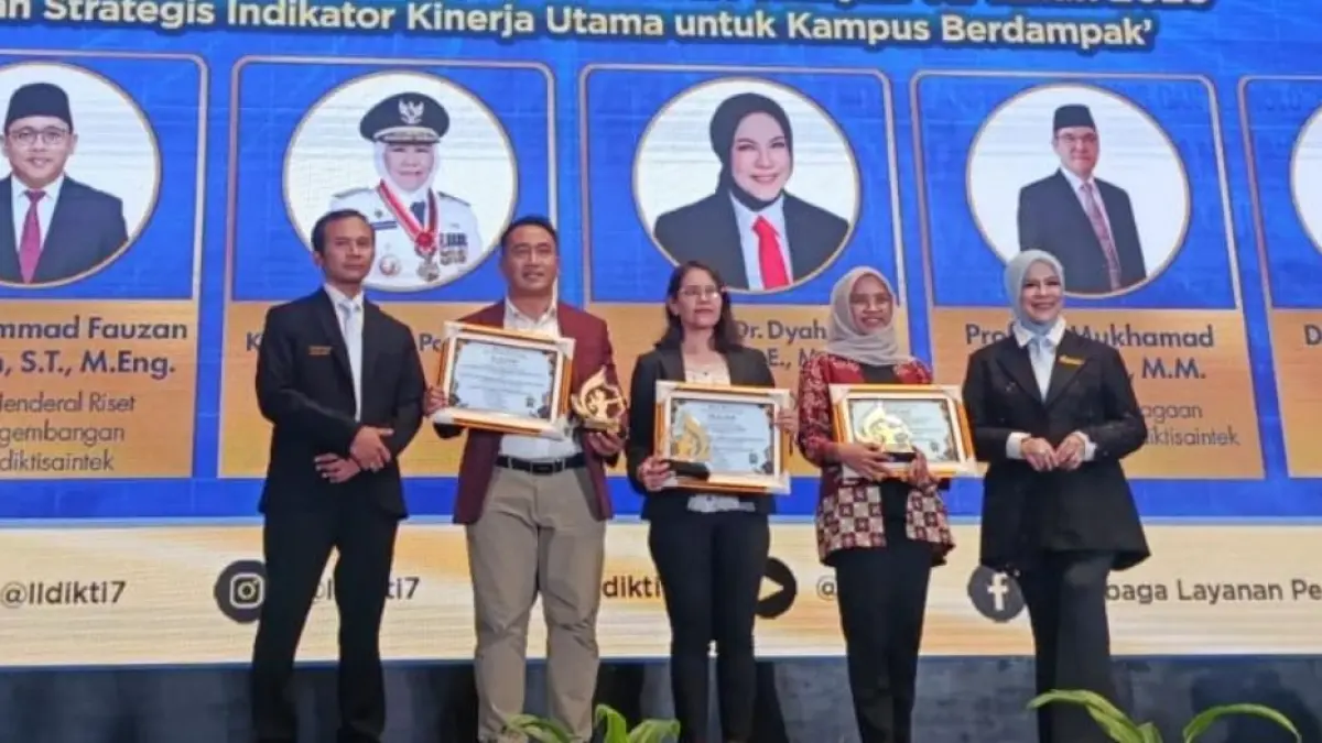 RAIH PENGHARGAAN: Rektor Umsura, Prof. Mundakir (dua dari kiri), menerima penghargaan AKU 2026 dari Kementerian Pendidikan Tinggi, Sains, dan Teknologi melalui LLDIKTI Wilayah VII, Senin (22/6).