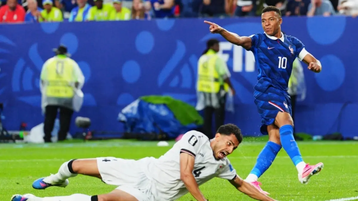 Selebrasi Kylian Mbappe usai cetak gol ke gawang Irak. (AP Photo) 