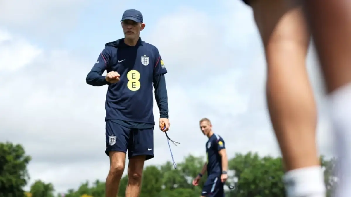 Thomas Tuchel tidak ingin Inggris terlalu dalam bertahan sehingga mudah ditekan. (The Guardian) 