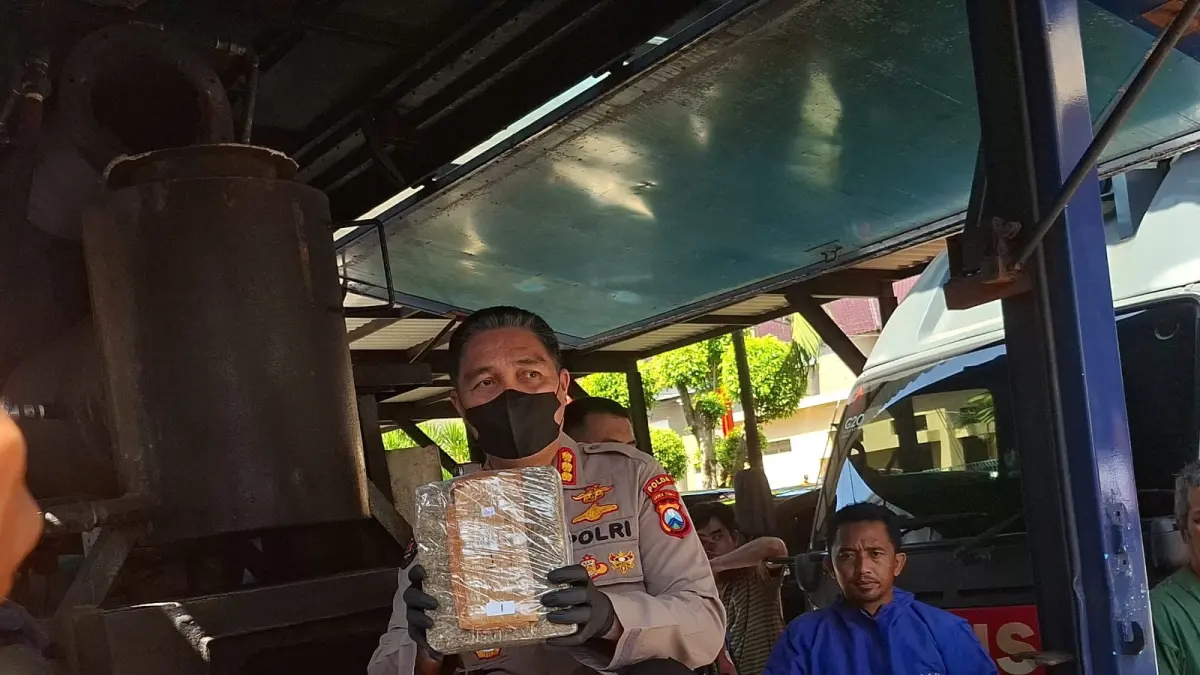 DIMUSNAHKAN: Kabid Humas Polda Jatim Kombes Pol Jules Abraham Abast memusnahkan barang bukti narkoba.(MAHRUS/RADAR SURABAYA)