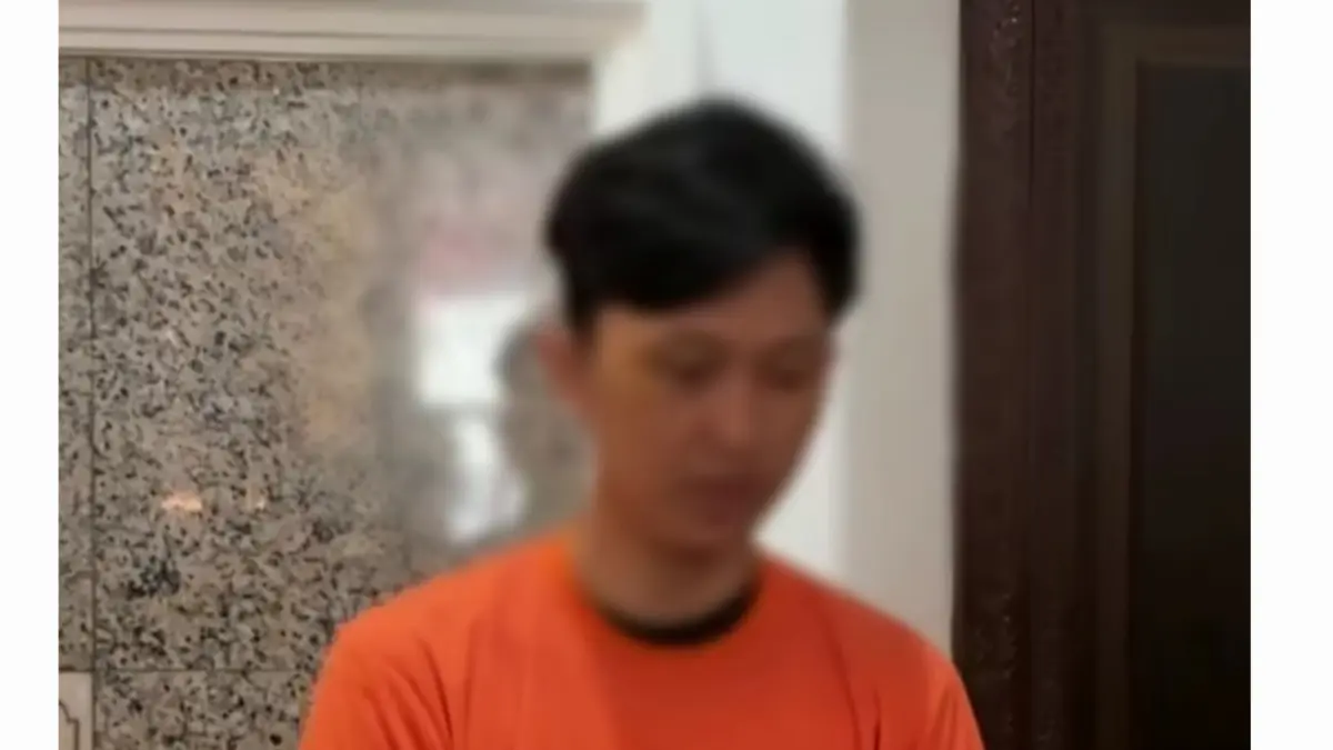 DIRINGKUS: Pelaku pembacokan di Jalan Sumatera, Surabaya, saat diamankan Polrestabes Surabaya. Ia mengaku pesta miras sebelum konvoi dan bacok korban dua kali. (IST/RADAR SURABAYA)