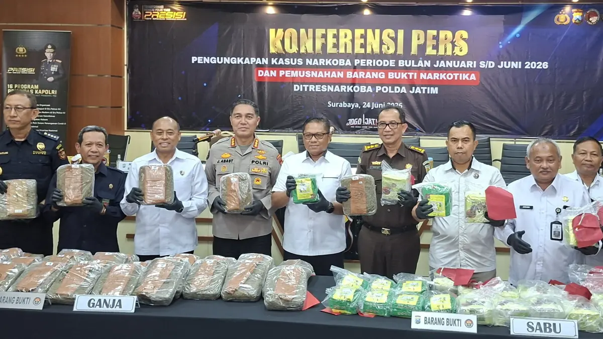 DISITA: Barang bukti kasus peredaran narkoba yang berhasil diungkap Polda Jatim selama awal tahun hingga Juni 2026. (MAHRUS/RADAR SURABAYA)