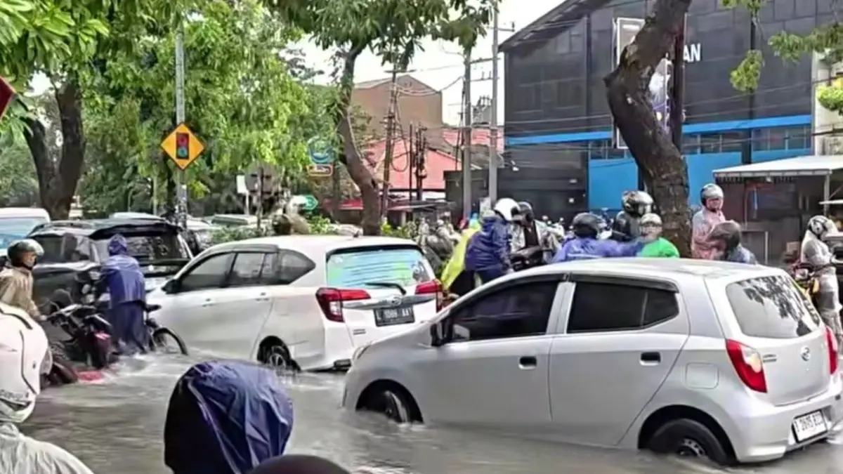 Genangan air yang parah akibat hujan ekstrem di kawasan Simo Surabaya. (IST)