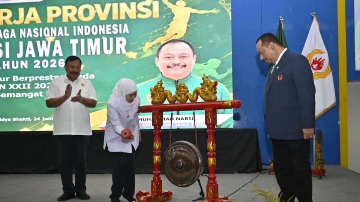 Gubernur Khofifah Indar Parawansa memukul gong tanda dimulainya Rakerprov KONI Jatim. (Andy Satria) 