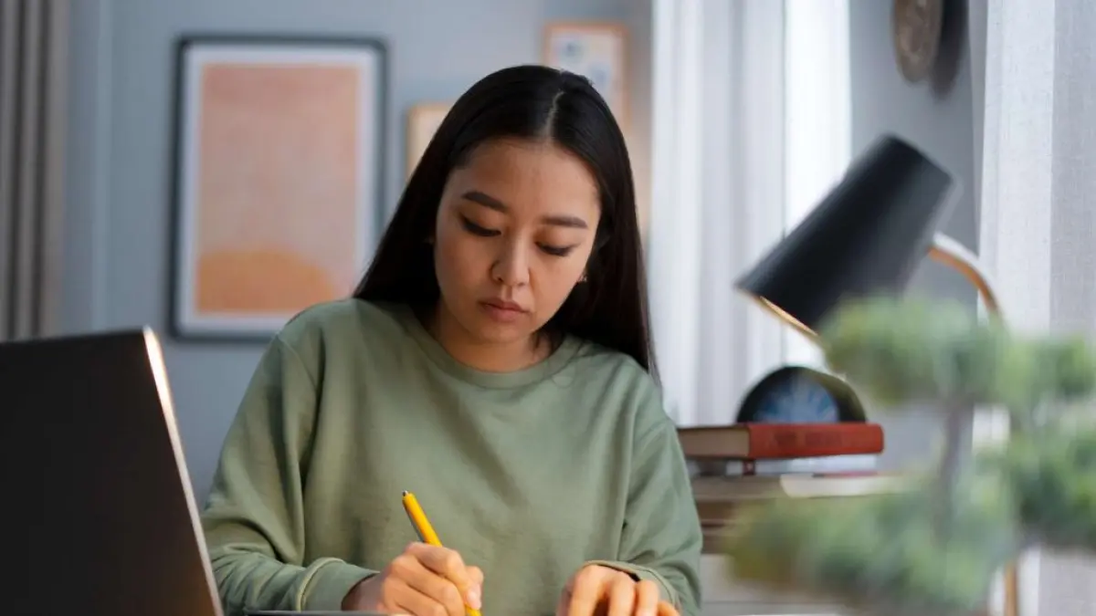 Ilustrasi seseorang mengerjakan tugas di depan laptop. Tenggat waktu sering menjadi pemicu meningkatnya fokus dan produktivitas di kalangan generasi muda. Foto: Ist.