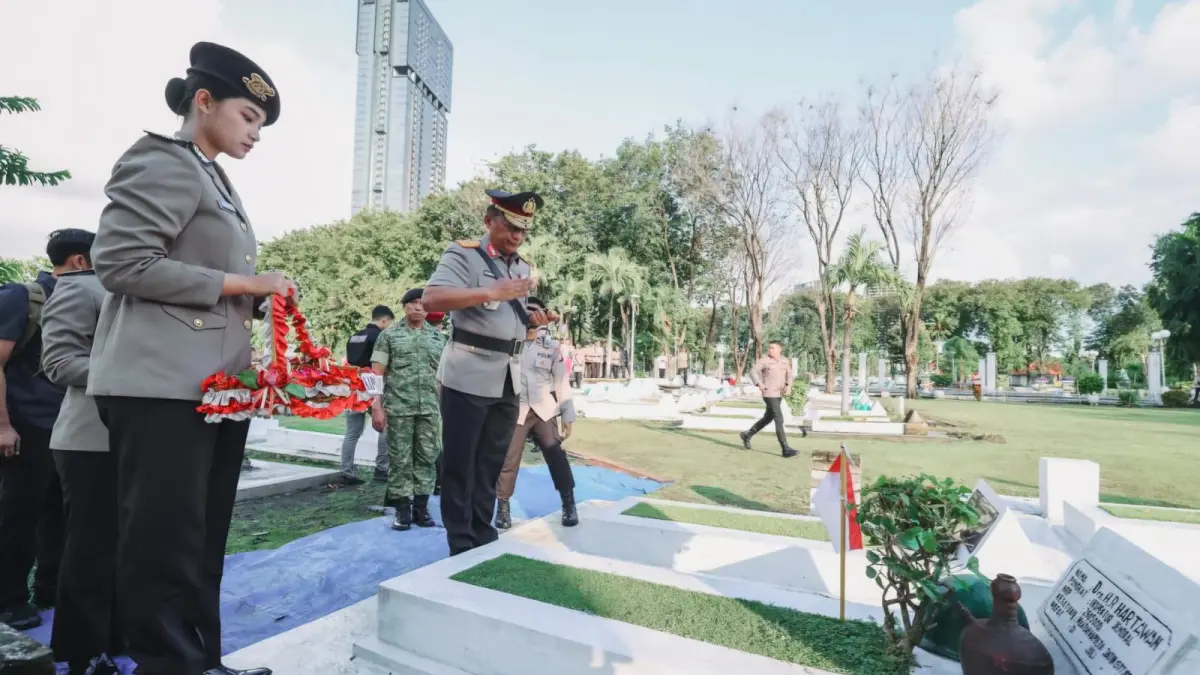 KHIDMAT: Kapolda Jatim Irjen Pol Nanang Avianto saat melakukan ziarah di TMP 10 November Surabaya. Kegiatan ini diikuti seluruh PJU dan anggota Polda Jatim.(IST/RADAR SURABAYA)